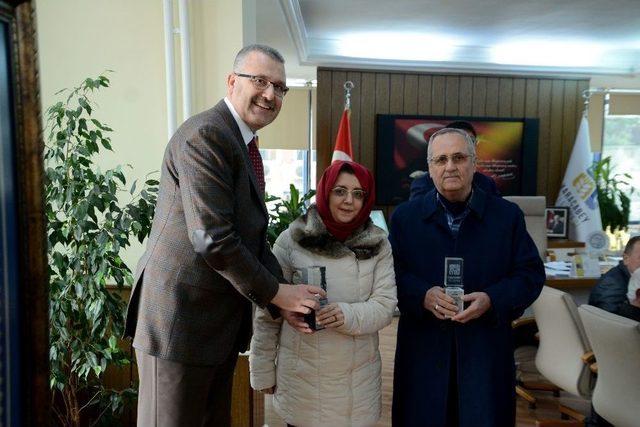 &Ouml;zkan&rsquo;dan Berberlere Plaket 1