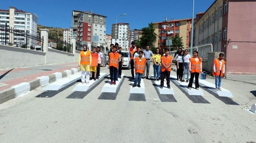 Yozgat&rsquo;ta &Ccedil;ocuklardan &Uuml;&ccedil; Boyutlu Yaya Ge&ccedil;idi