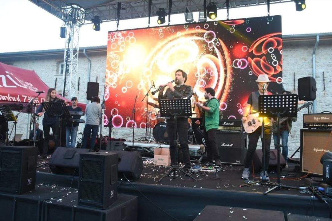 &Uuml;niversiteliler G&ouml;n&uuml;llerince Eğlendi