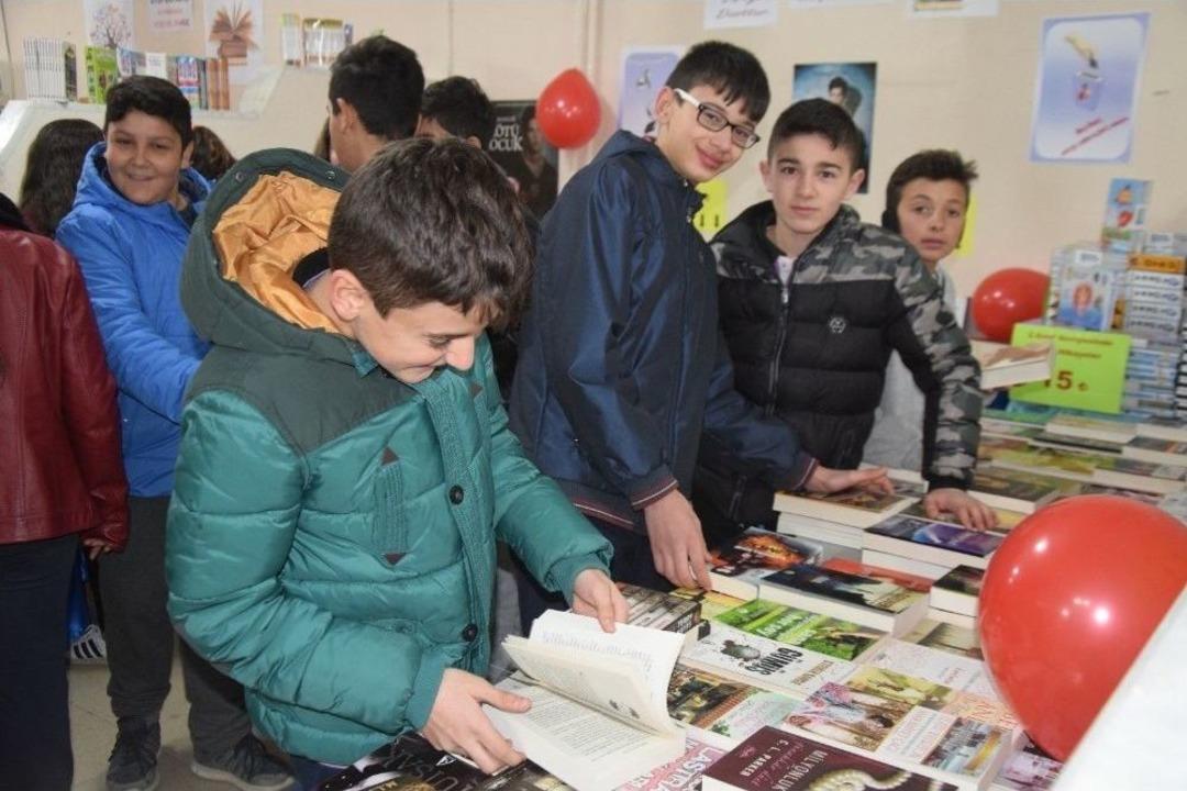 Kitap Fuarına İlgi Yoğun Oldu