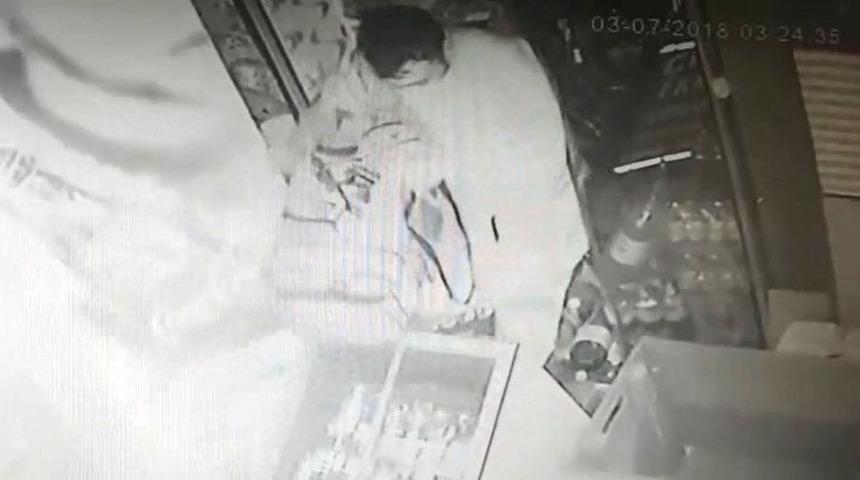 Hırsızlar &Ouml;nce 2 Otomobili &Ccedil;aldı, Sonra B&uuml;feyi Soydu