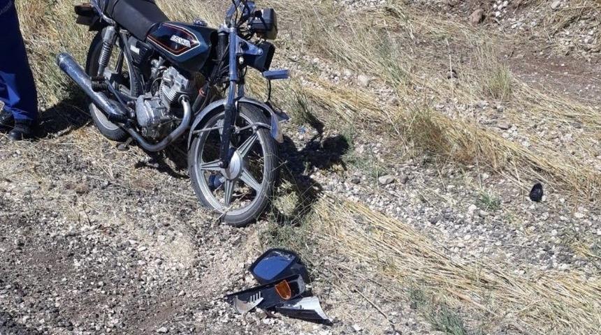 Motosiklet İle Hafif Ticari Araç Çarpıştı: 1 Yaralı