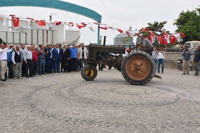 Tarsus’ta Traktör Pazarı Açıldı