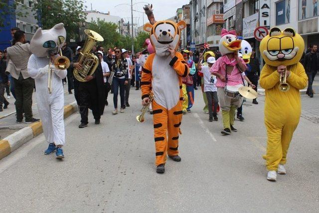 Van’da ‘akdamar Çocuk Ve Gençlik Tiyatroları Şenliği’ Başladı