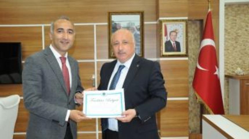 “batman’ın Kentleşme Süreci” Çalışmasına Rektör Durmuş’tan Ödül