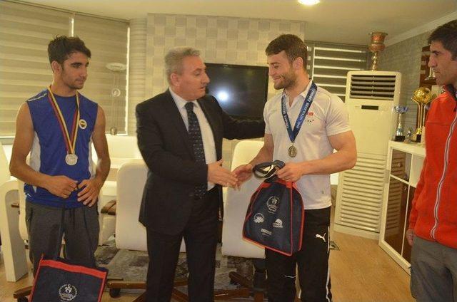 Erzurum Gençlik Hizmetleri Ve Spor İl Müdürü Taşkesenligil Başarılı Boksörleri Kutladı