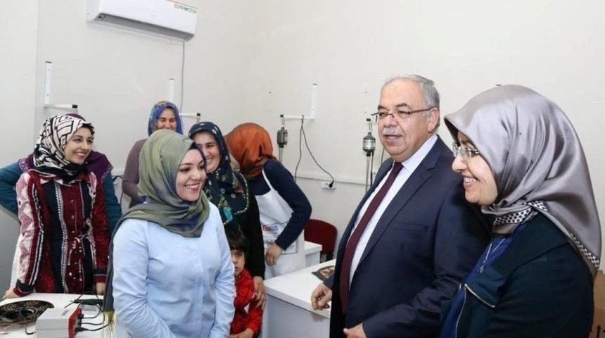 Başkan Kutlu Ve Eşi Kadın Ve Gençlik Merkezinde İncelemelerde Bulundu