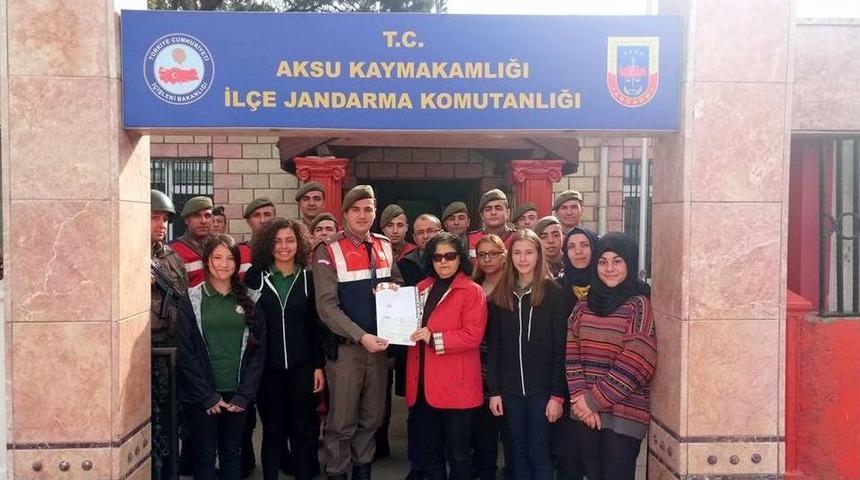 Har&ccedil;lıklarını Afrin&rsquo;de Savaşan Mehmet&ccedil;ik&rsquo;e G&ouml;nderdiler