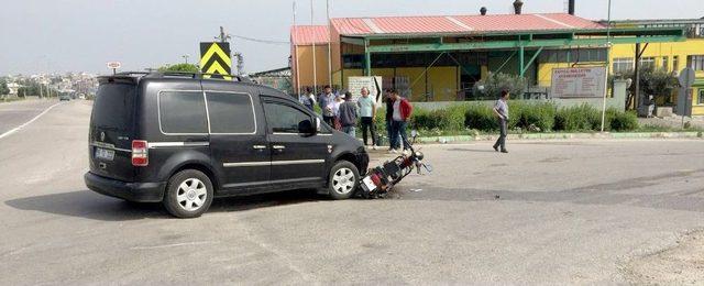 Elektrikli Bisikletle Kamyonet Çarpıştı: 1 Yaralı