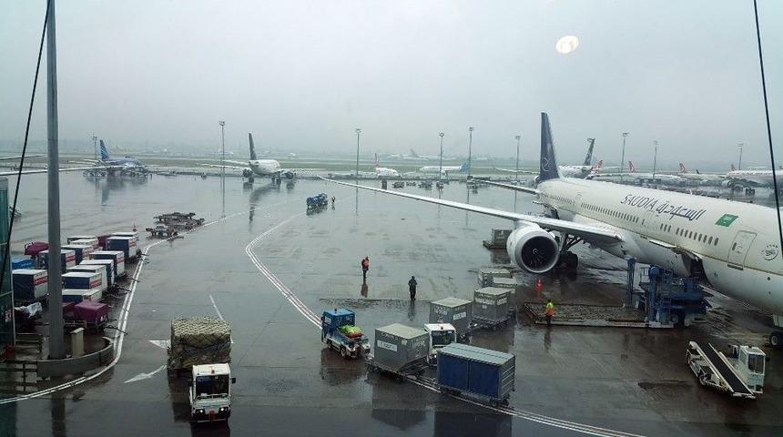 İstanbul&rsquo;da U&ccedil;uşlara Yağmur Engeli