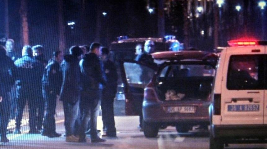 Cumhurbaşkanlığı K&uuml;lliyesi &Ouml;n&uuml;ndeki Dubaları Aşan Alkoll&uuml; S&uuml;r&uuml;c&uuml; Bariyerlere &Ccedil;arptı