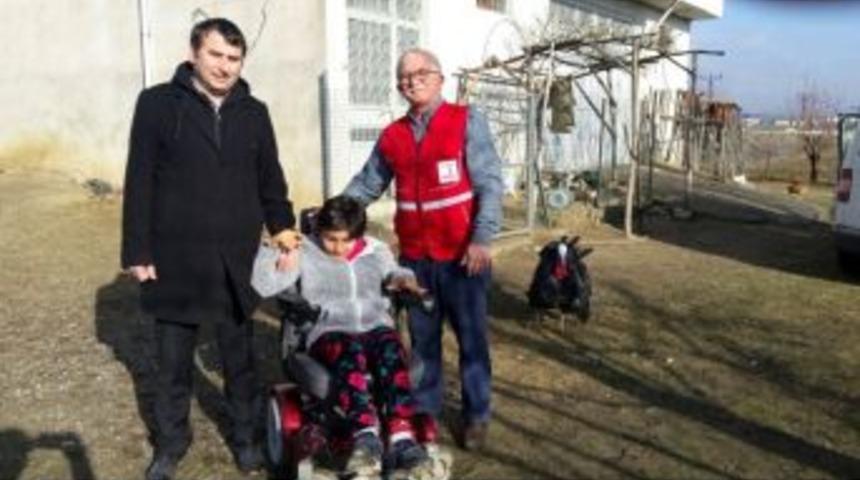 Engelli Gen&ccedil; Kıza, Ak&uuml;l&uuml; Tekerlekli Sandalye Hediye Edildi