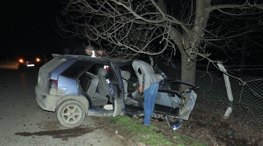 Bursa&rsquo;da Otomobil Ağaca &Ccedil;arptı: 1 &Ouml;l&uuml;, 1 Yaralı