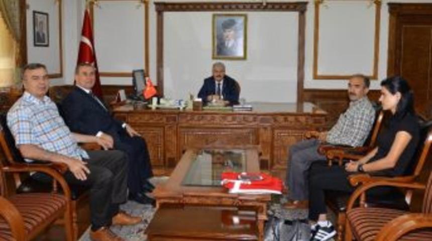 Kırşehir Kızılay Şubesi Vali Akın&rsquo;ı Ziyaret Etti