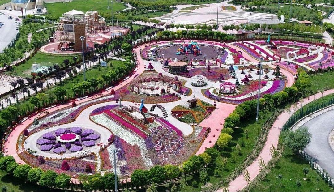 Renklerin Buluştuğu Sel&ccedil;uklu &Ccedil;i&ccedil;ek Bah&ccedil;esi Ziyaret&ccedil;ilerin İlgi Odağı Oldu