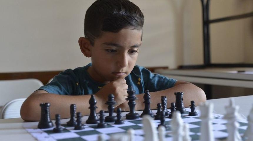 &Ccedil;ocuklar Fevzi &Ccedil;akmak Belde Evi&rsquo;nde Satran&ccedil; &Ouml;ğreniyor