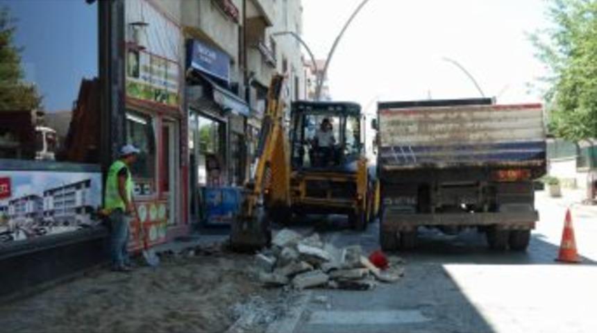 Belediye Ekipleri B&uuml;lent Ecevit Caddesi&rsquo;nde