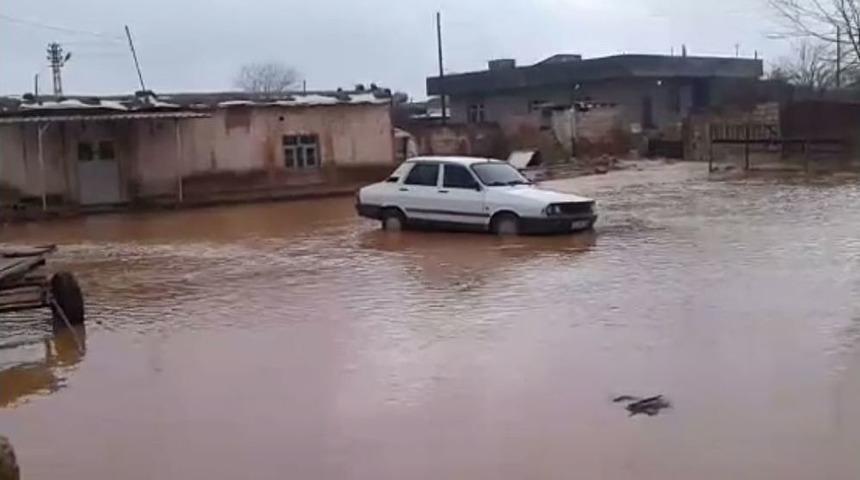 Ak&ccedil;akale&rsquo;de Ev Ve İş Yerlerini Su Bastı