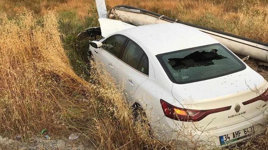 Kontrolden &Ccedil;ıkan Otomobil Elektrik Direğine &Ccedil;arptı; 1 Yaralı