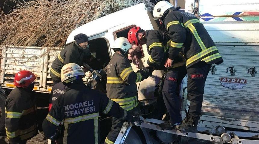 Kocaeli&rsquo;de Kamyon Tıra Arkadan &Ccedil;arptı: 1 Yaralı