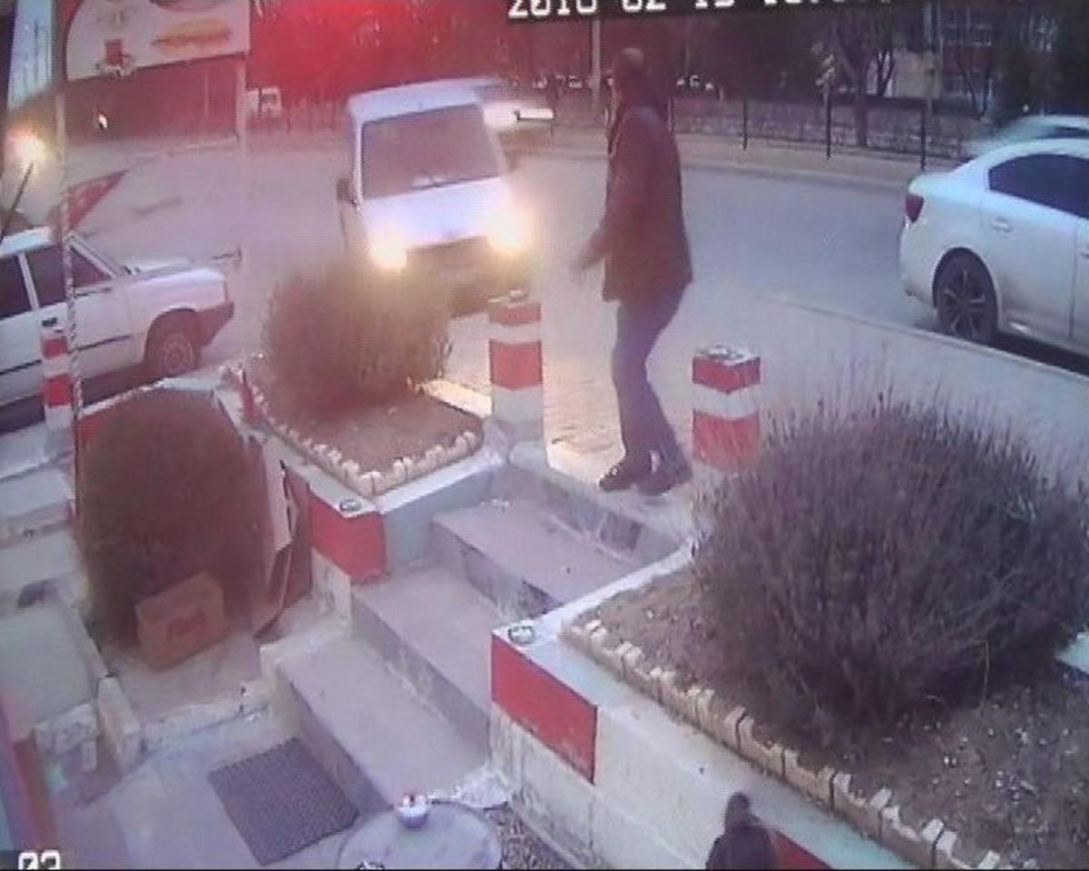 Hafif Ticari Ara&ccedil; B&uuml;fenin Bah&ccedil;esine U&ccedil;tu: 1 &Ouml;l&uuml;, 2 Yaralı