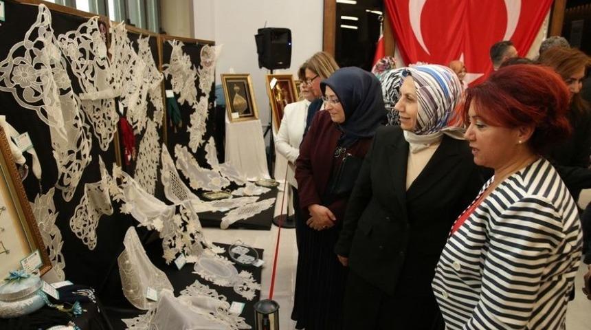 K&acirc;ğıdı Sanata D&ouml;n&uuml;şt&uuml;ren, El Emeği G&ouml;z Nuru Eserler Sergiledi