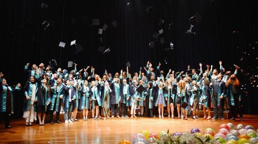 Sanat Tasarım Ve Mimarlık Fak&uuml;ltesinde Mezuniyet Sevinci