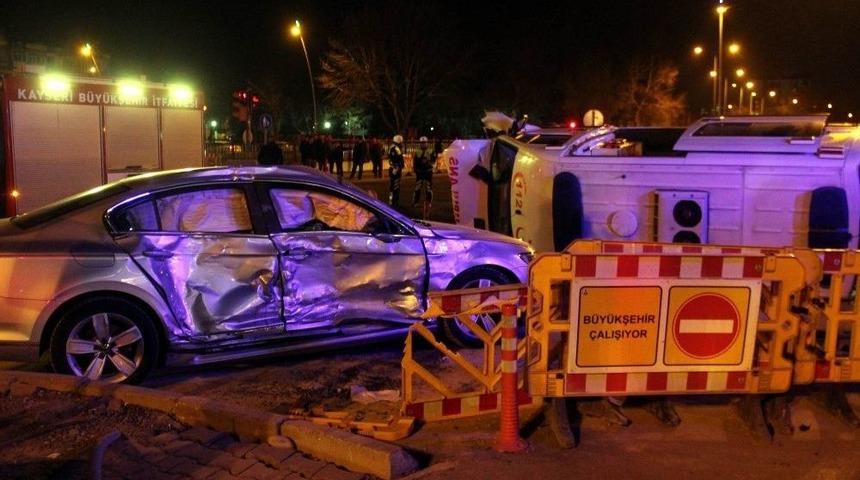 Otomobille &Ccedil;arpışan Ambulans Devrildi: 5 Yaralı
