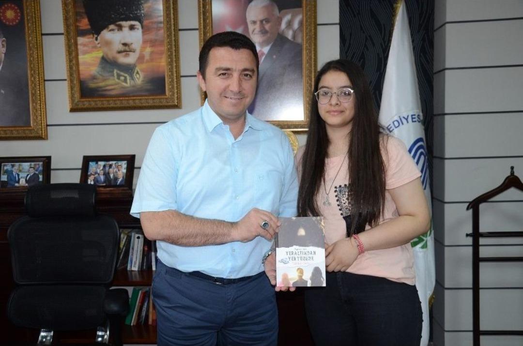 Gen&ccedil; Yazardan Dbaşkan Bakıcı&rsquo;ya İmzalı Kitap