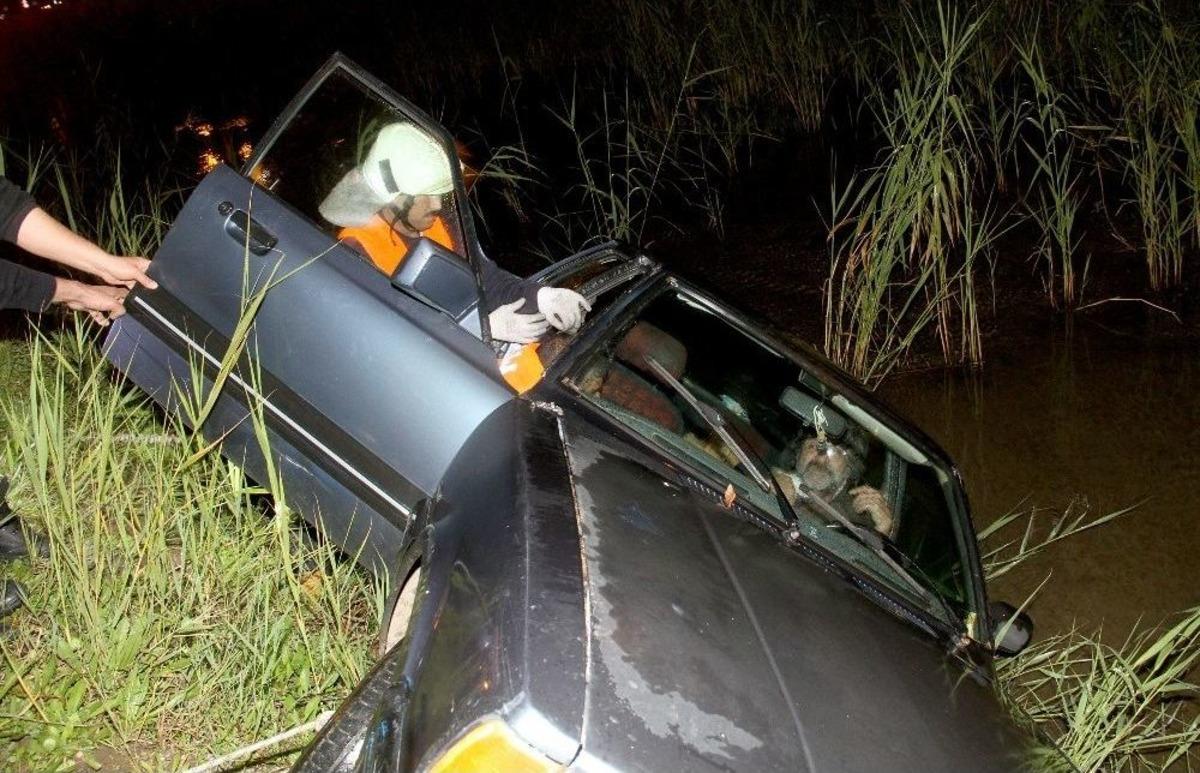 Alkoll&uuml; S&uuml;r&uuml;c&uuml; Kanala Devrilen Otomobilinde Sigara İ&ccedil;meye Devam Etti