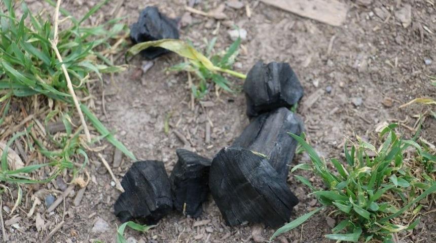 Vatandaşlar Bah&ccedil;eye D&uuml;şen Kazan Par&ccedil;asını G&ouml;k Taşı Zannetti