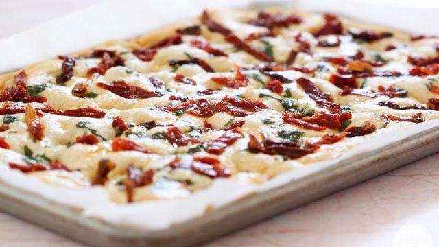 Kurutulmuş Domatesli Focaccia
