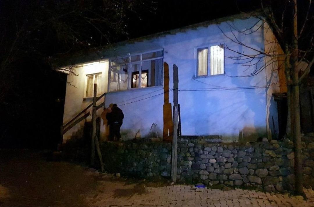 Cinnet Getiren Şahıs Dehşet Sa&ccedil;tı Sosyal Medyada Canlı Yayın Yaptı: 3 &Ouml;l&uuml; 4 Yaralı