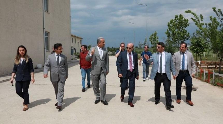 Vali &Ccedil;ift&ccedil;i Cezaevini İnceledi