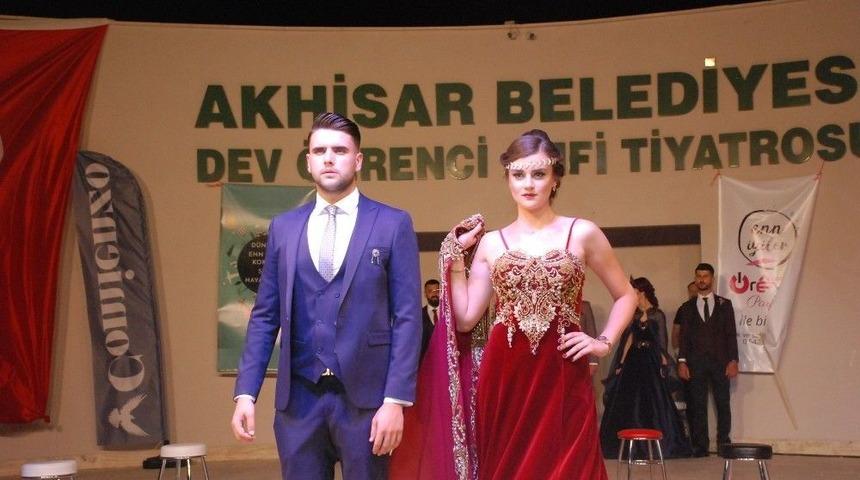 Akhisarlı Kuaförlerden Gelin-damat Şovu