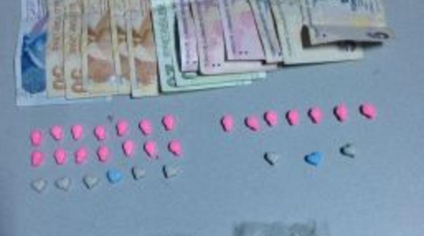 K&ouml;pr&uuml; Korkuluğunda Uyuşturucu Hap Ele Ge&ccedil;irildi