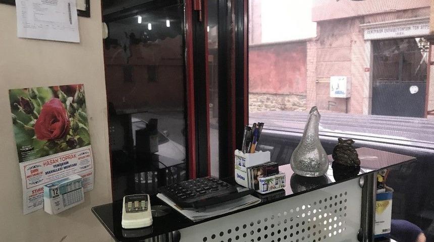 (&ouml;zel) Kuaf&ouml;re S&uuml;r&uuml;nerek Giren Hırsız Mizanpli Makinesi &Ccedil;aldı