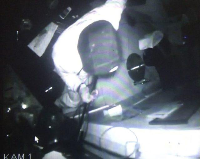 (&ouml;zel) Kuaf&ouml;re S&uuml;r&uuml;nerek Giren Hırsız Mizanpli Makinesi &Ccedil;aldı 1