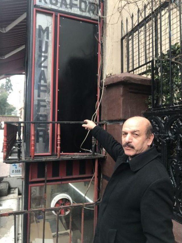 (&ouml;zel) Kuaf&ouml;re S&uuml;r&uuml;nerek Giren Hırsız Mizanpli Makinesi &Ccedil;aldı 2