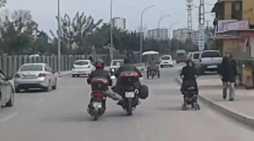 Yakıtı Biten Motosiklet S&uuml;r&uuml;c&uuml;s&uuml;nden Tehlikeli &Ccedil;&ouml;z&uuml;m