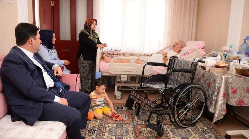 Hasta Vatandaşlara Tekerlekli Sandalye