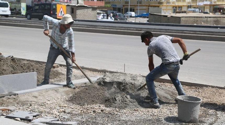 Kavurucu Sıcağa Rağmen Taş Döşüyorlar