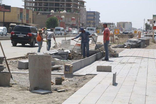 Kavurucu Sıcağa Rağmen Taş Döşüyorlar