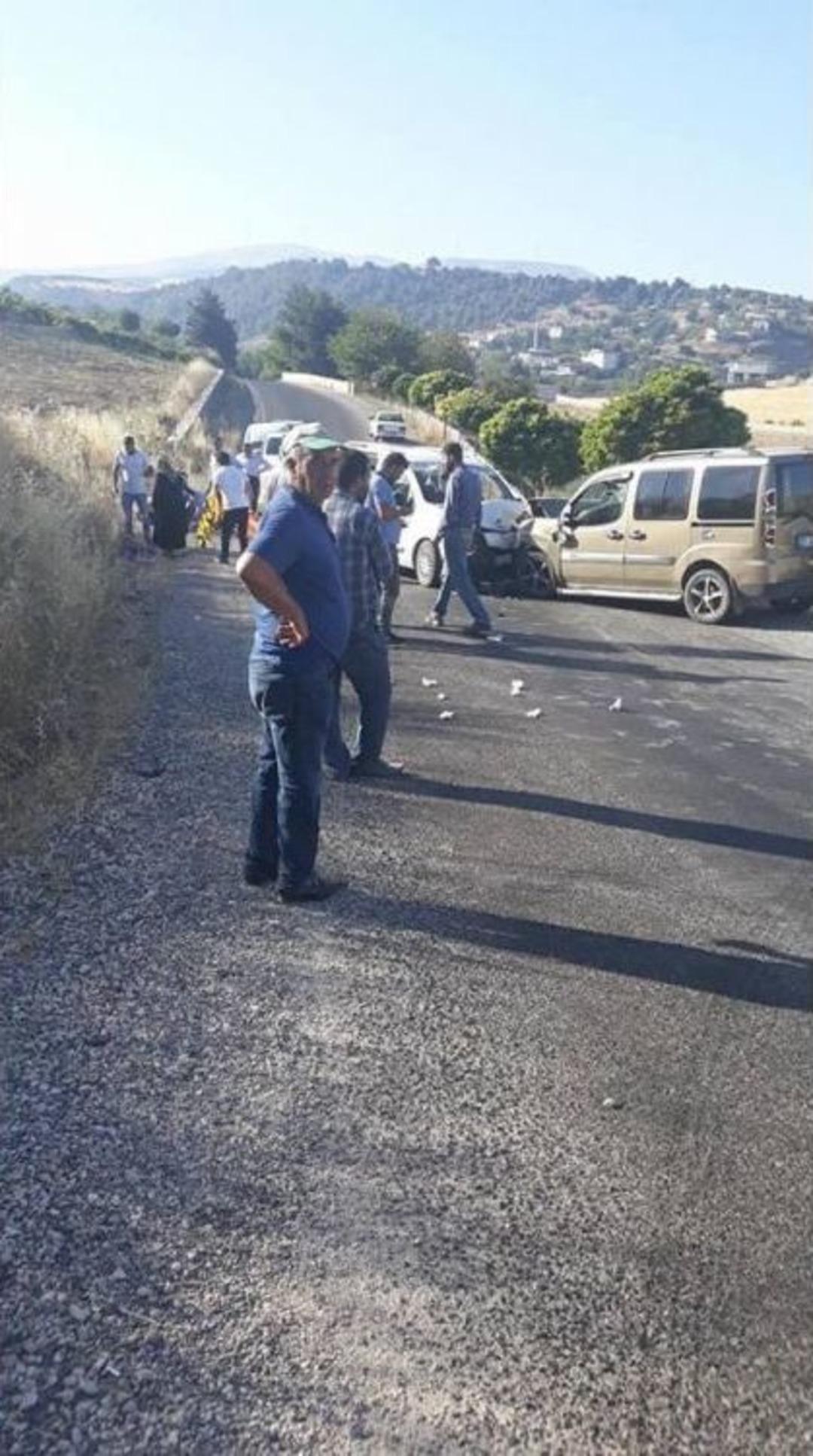 İki Otomobil Kafa Kafaya &Ccedil;arpıştı