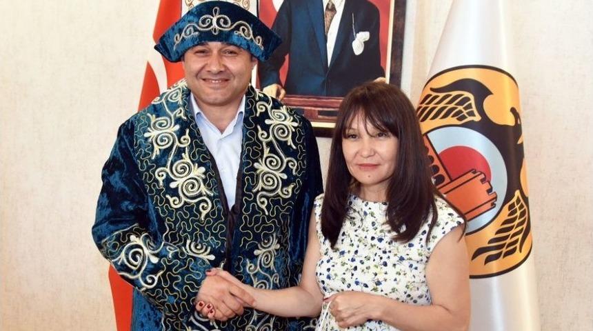 Y&uuml;cel, Kazak Gazetecileri Ağırladı