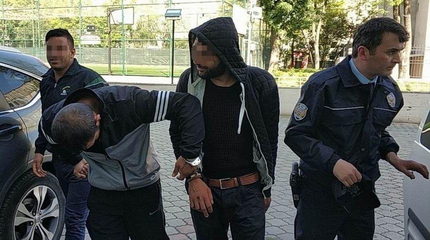 Adliyeye Oynayarak Gelen Hırsızlar, Tutuklanınca Cezaevine De El Sallayarak Gitti