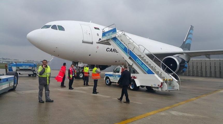 Atat&uuml;rk Havalimanı&rsquo;ndaki Kargo U&ccedil;ağında Pistten &Ccedil;ıkma Tehlikesi