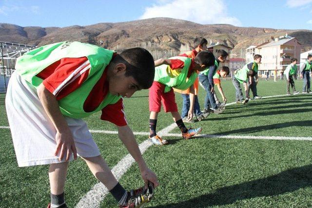 Hizan’da Futbol Okulu Açıldı