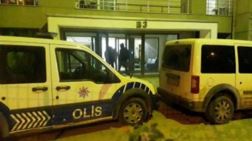 Abisini Bı&ccedil;aklayan Şahıs, Teslim Olmamak İ&ccedil;in Kendisini Eve Kilitledi