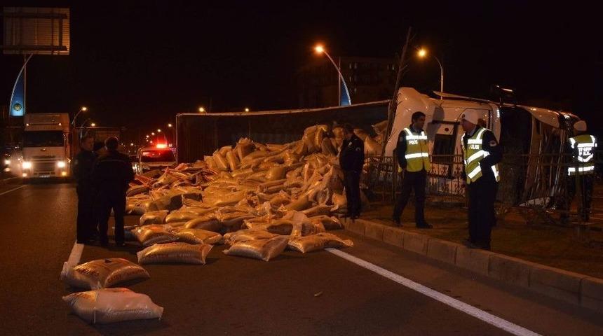 Yem Y&uuml;kl&uuml; Tır Devrildi: 1 Yaralı
